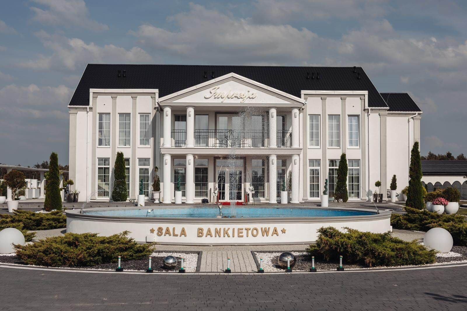 Sala z zewnątrz